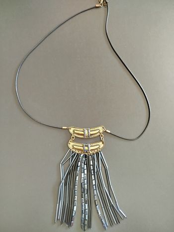 Collier pendentif noir et doré