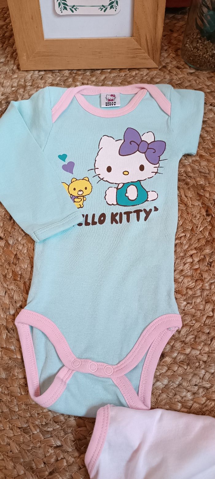 Lot de 2 bodies Hello Kitty 3/6 mois parfait état - photo numéro 3