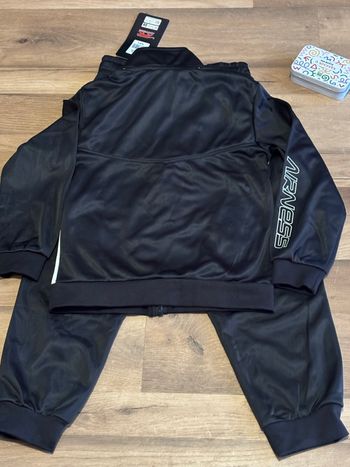 Je vend un survêtement garçon taille 6 ans neuf 