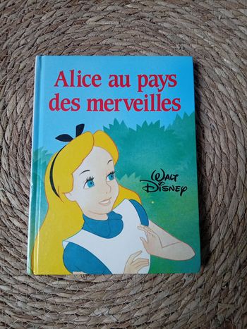 Livre Walt Disney Alice Au pays des merveilles
