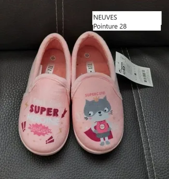 Pantoufles fille 28 NEUVES