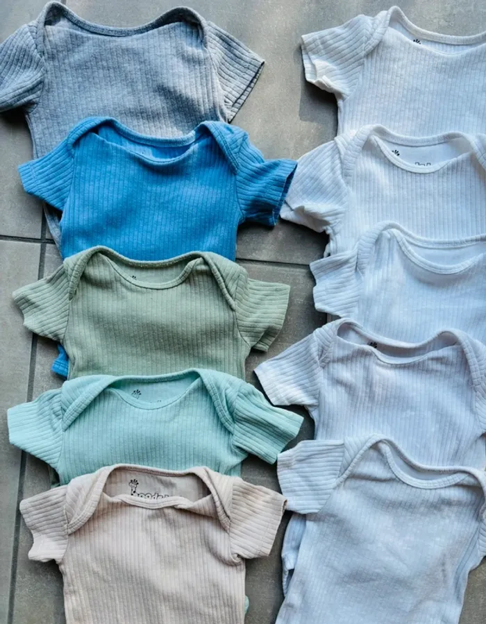Magnifique lot de 10 bodies bébé côtelés 62-68cm - photo numéro 3