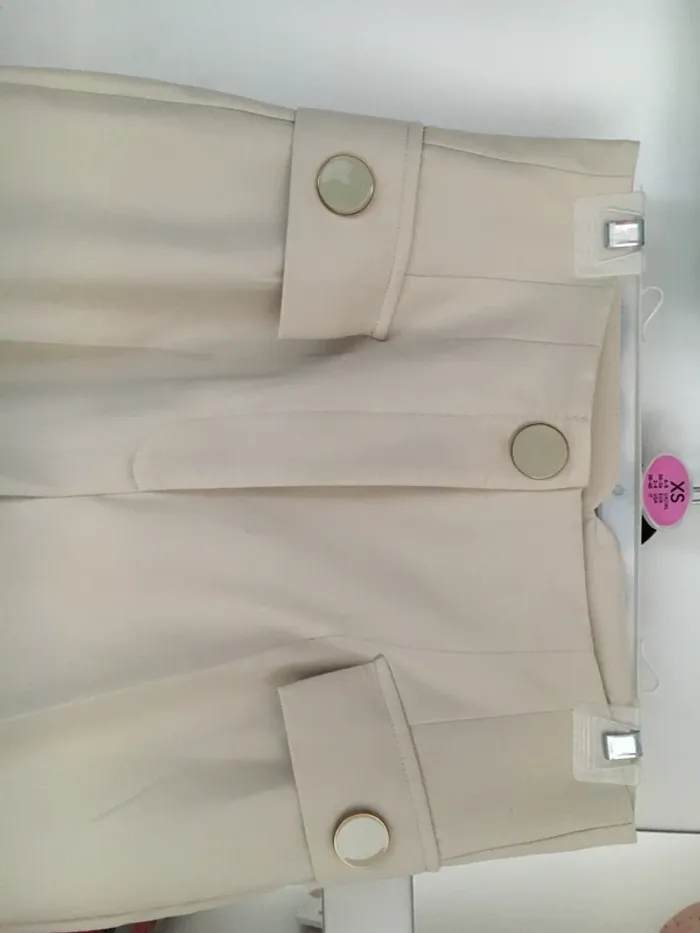 Tres beau pantalon beige classique .cintré à la taille - photo numéro 2