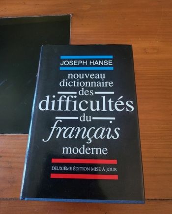 Un grand livre 📒 dictionnaire
