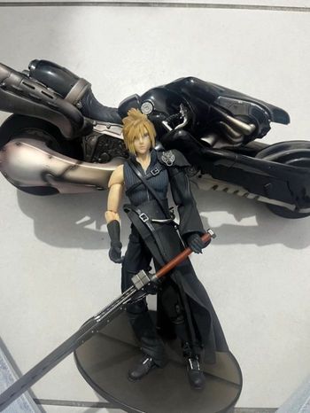 Cloud et sa moto Fenrir Collector 