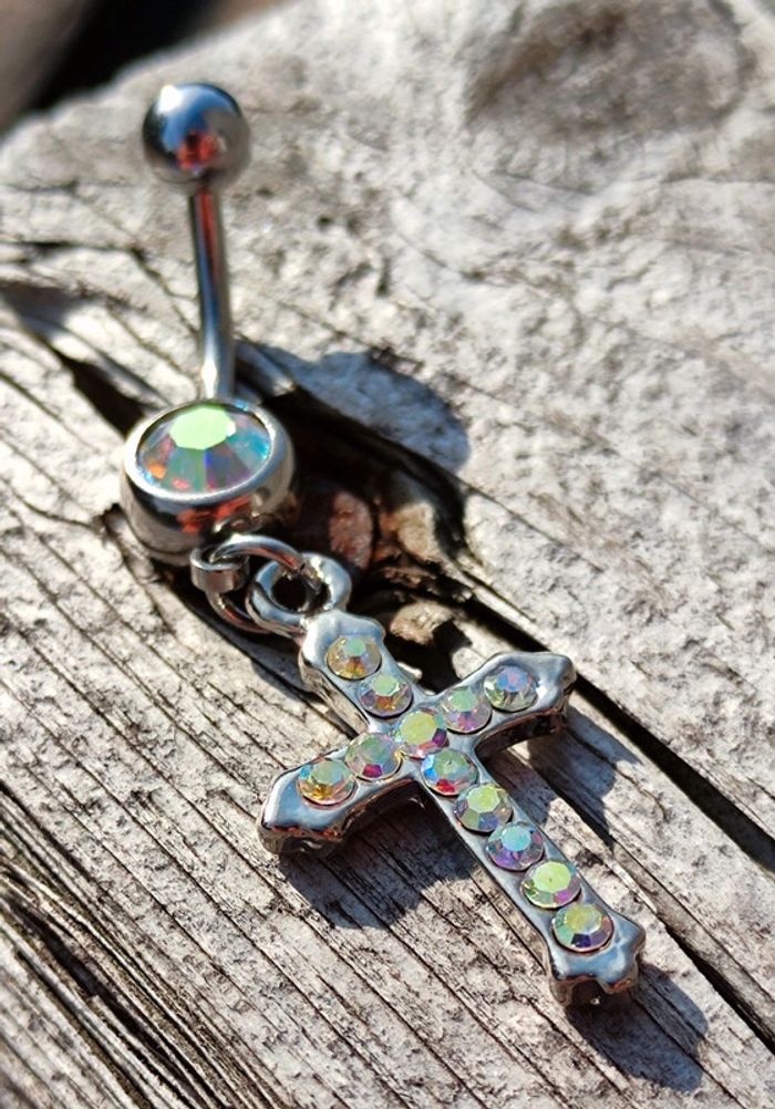Piercing argenté croix
