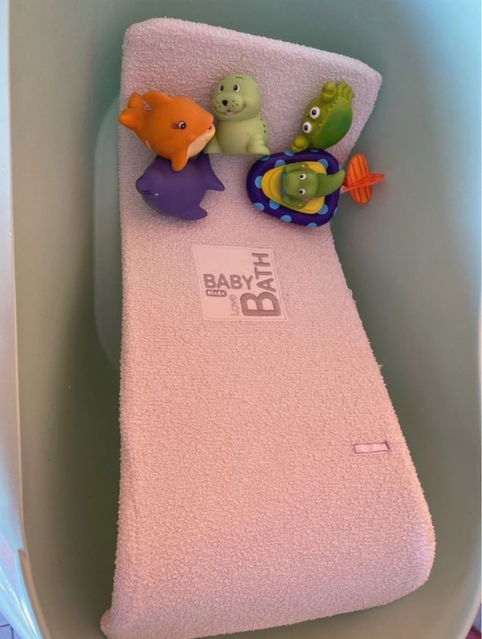 Baignoire bébé 4 pieds pliable avec table à langer amovible et jouets - photo numéro 2