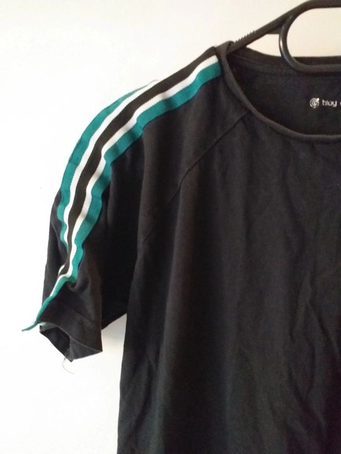 T-shirt avec bande verte sur les épaules - photo numéro 3