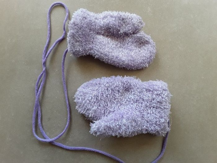 Paire de moufles reliées par cordon fille 2-4 ans TBE