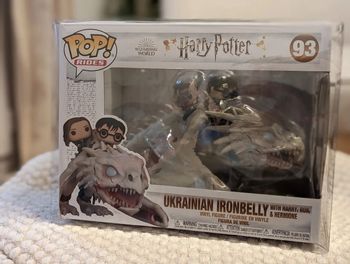 Funko Pop! Harry Potter 93 Harry, Hermione & Ron sur Dragon de Gringotts sous protection sleeve