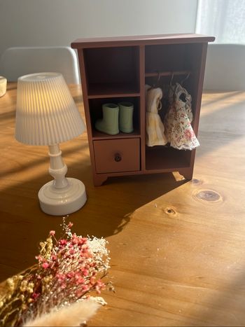 Armoire pour maison de poupée