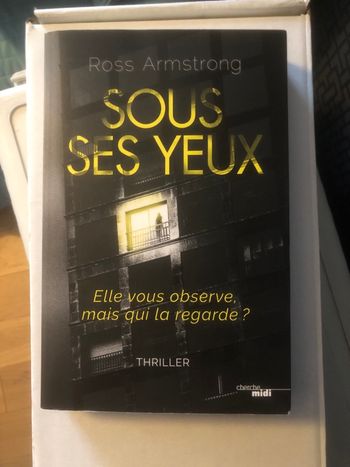 Sous ses yeux - Ross Armstrong