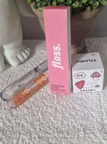 Lot produit lèvres floss, w7 ,maffick, essence