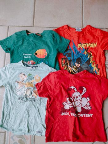 Lot taille 6 ans de 4 tee shirt dont un Pokémon, un Batman et un Idefix (parc Astérix)