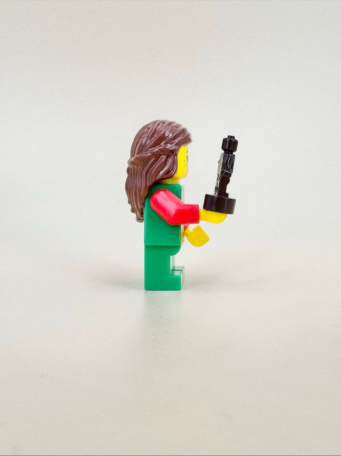 Lego Figurines Castle : Petite fille paysanne avec sa poupée - NEUF - photo numéro 4