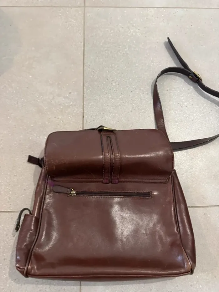 Sac à bandoulière marron Leslly, il ya quelques marques d'usures, - photo numéro 3
