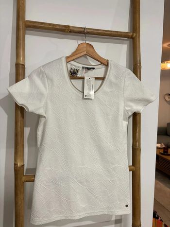 T shirt blanc avec broche abeille