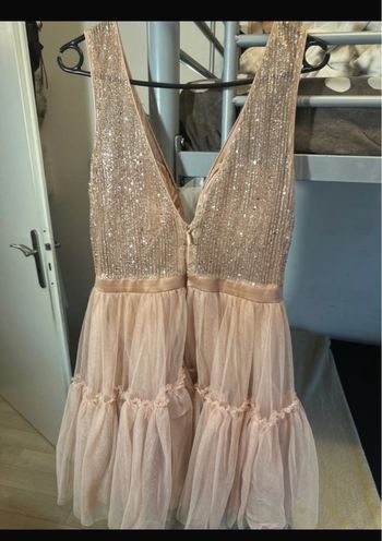 Robe rose pailletée chic décolleté V