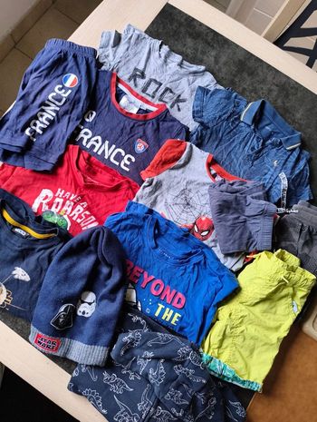 Lot de vêtements pour garçon taille 4 ans