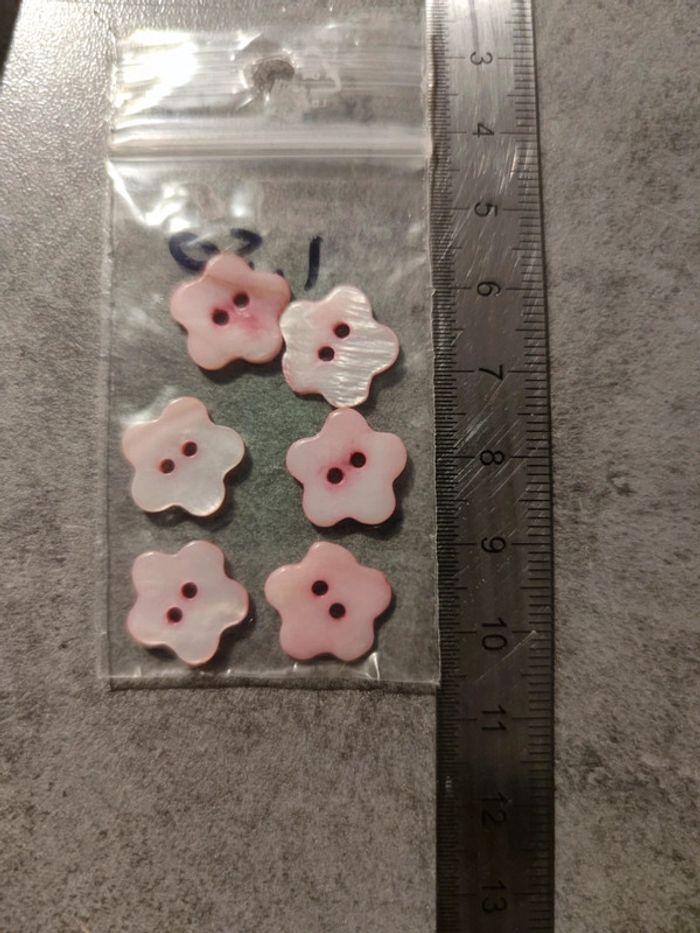 lot de 6 boutons en nacre / rose / env 1 cm