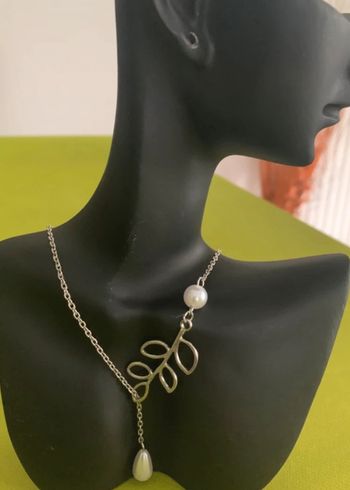 Collier perles blanches et feuille en alliage de zinc argenté