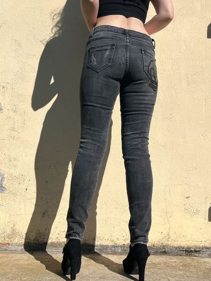Jean troué taille basse gris nuancé, motif tête de mort sur poche arrière. - photo numéro 4