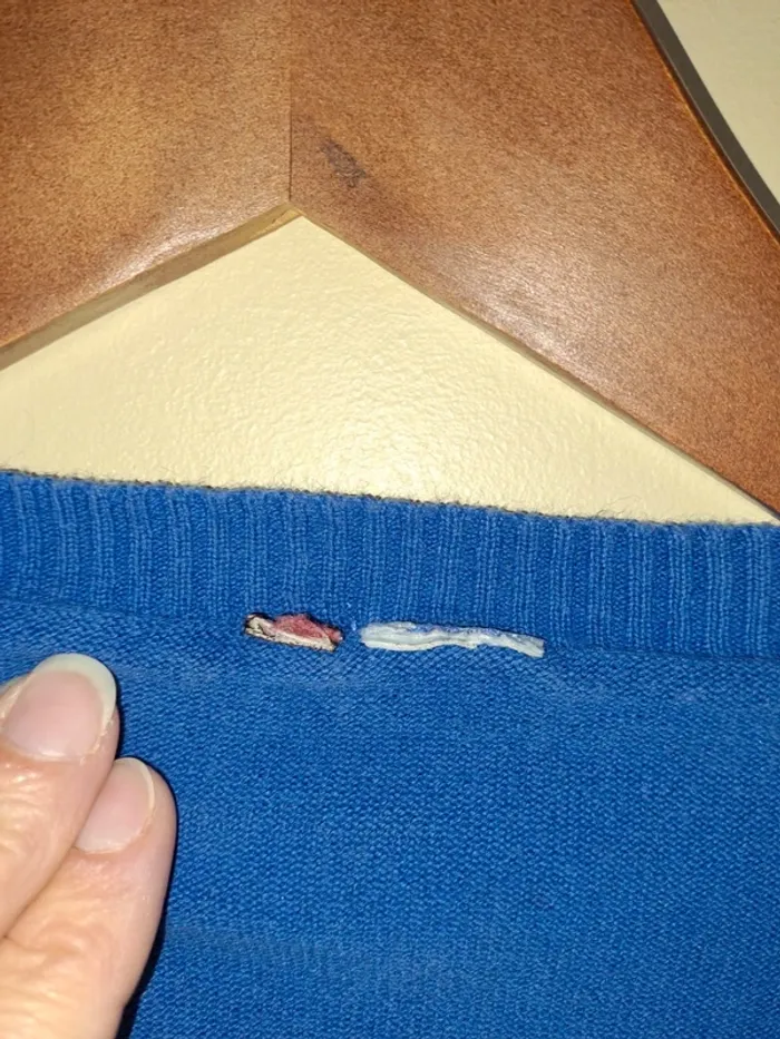 Pull fille 10/12 ans étiquette coupée bleu roi tbe 1 micro tache de fond en bas à peine visible - photo numéro 5