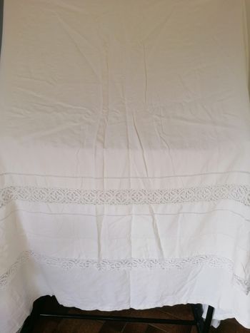 Grand drap vintage avec broderie réalisées à la main 