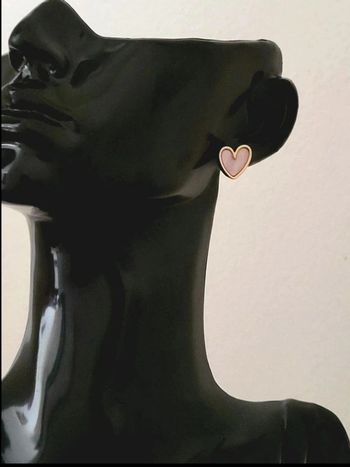 Boucles d’oreilles cœur rose et doré – clous fins féminins – bijou fantaisie romantique élégant