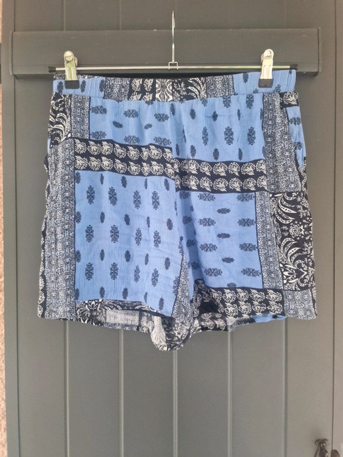 Short court bleu imprimé