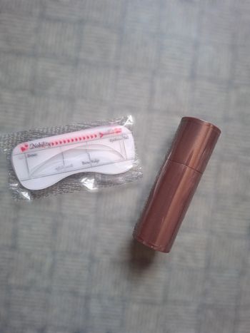 Eye brow marron + pochoirs