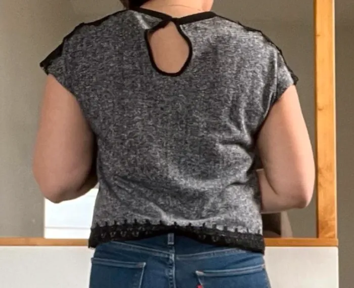 Top gris chiné et noir dentelle casual - photo numéro 4