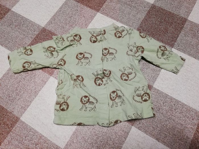 Tee shirt Vert lions 3 mois neuf - photo numéro 3