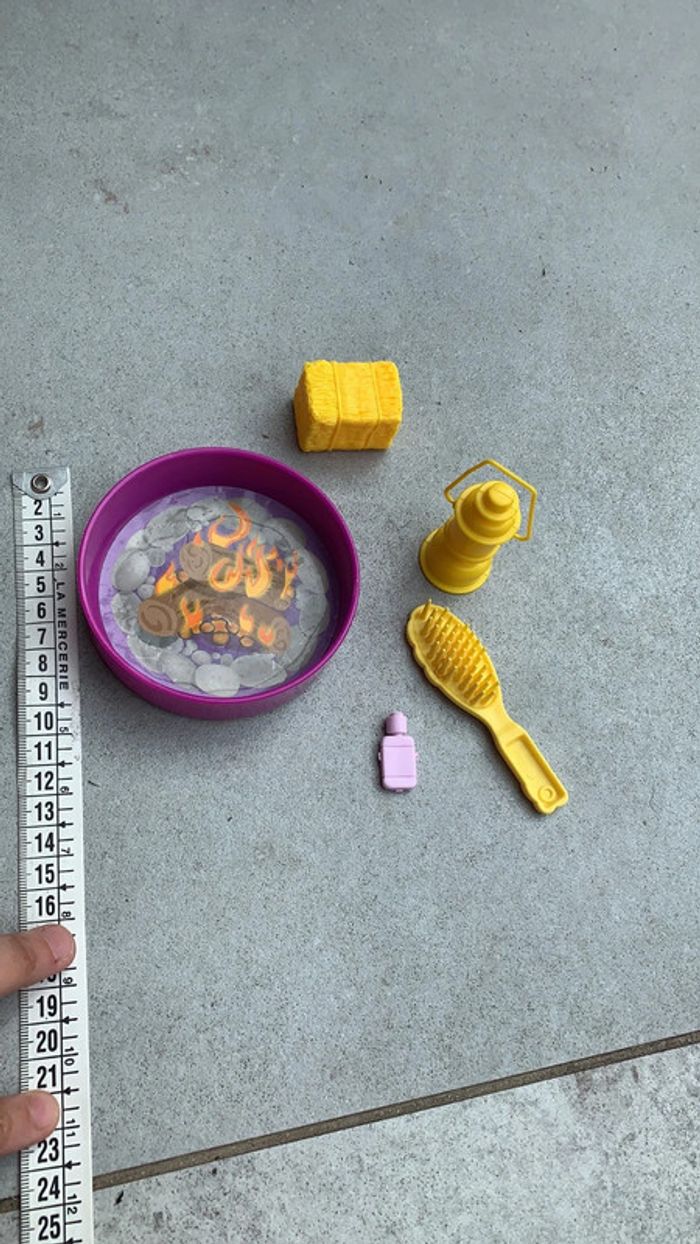 Lot accessoires barbie camping gourde brosse lampe foin