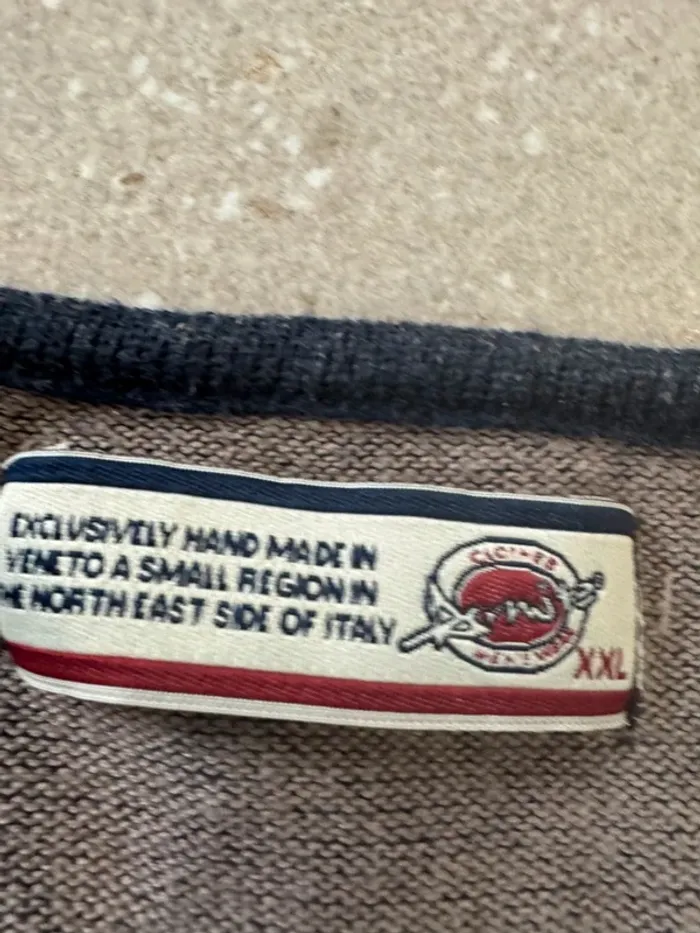 Pull Clothes taille XXL, il y a un petit trou - photo numéro 4