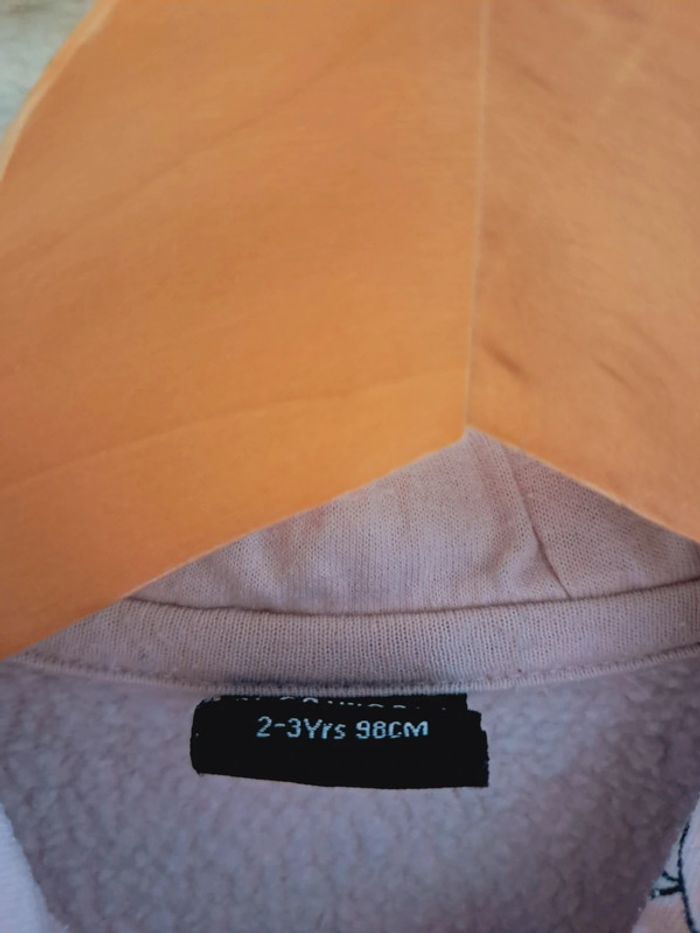Sweat à capuche rose stitch 2 / 3 ans très bon état - photo numéro 3