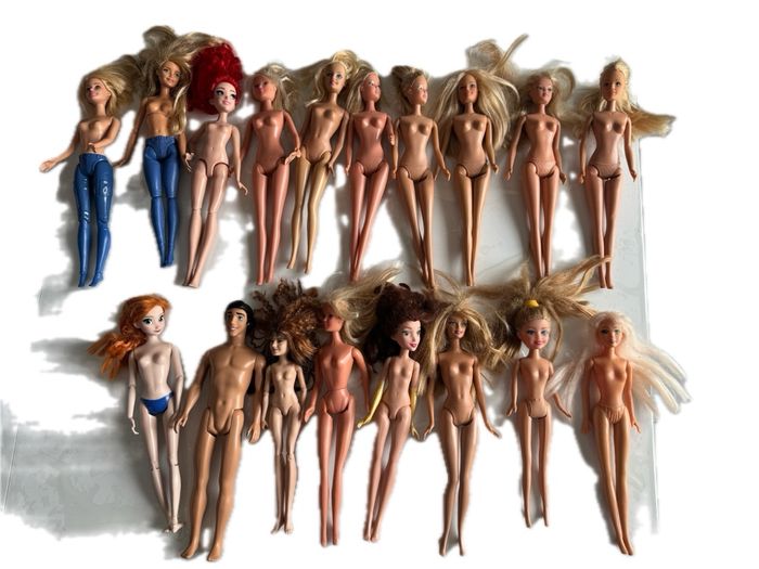 Lot de 18 poupées