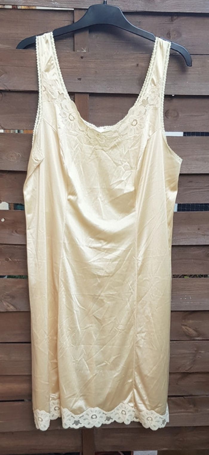 Nuisette/fond de robe satinée à dentelle