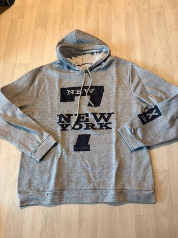 Sweat gris motif noir taille XXL bouloche un peu