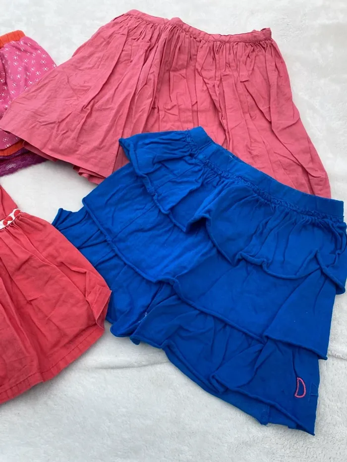 Lot de 4 jupes en 4 ans en très bon état - photo numéro 3