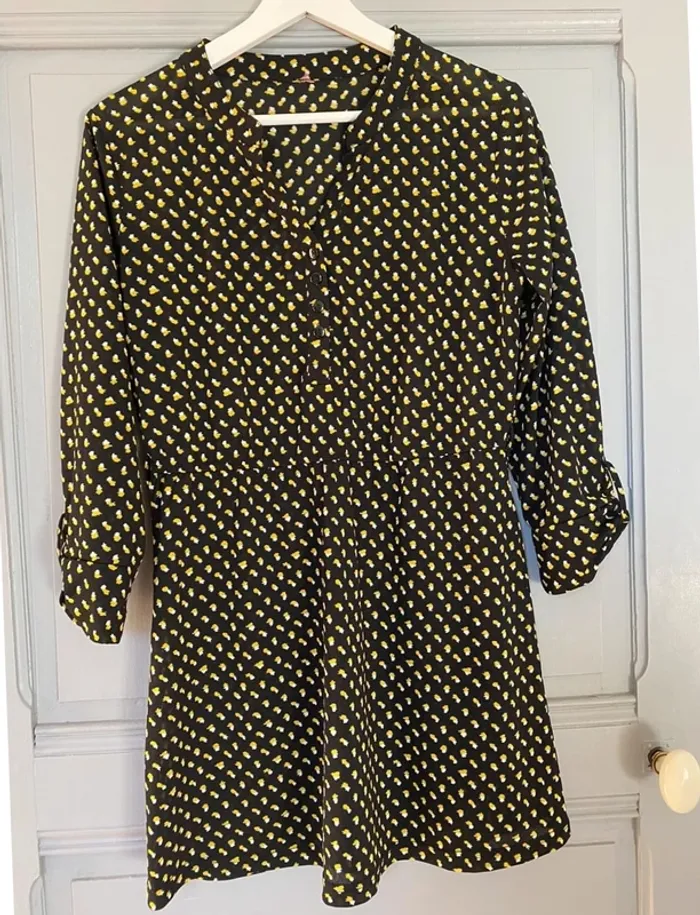 Robe noire à manches 3/4 avec motifs noir et jaune
