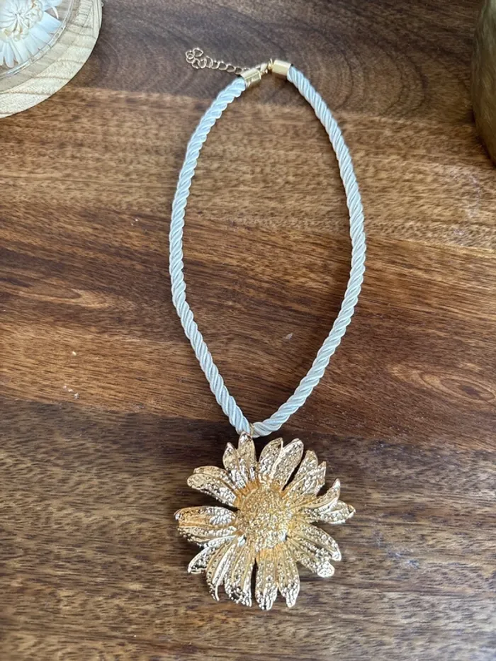 Collier a cordon fleur dorée, jolie - photo numéro 2
