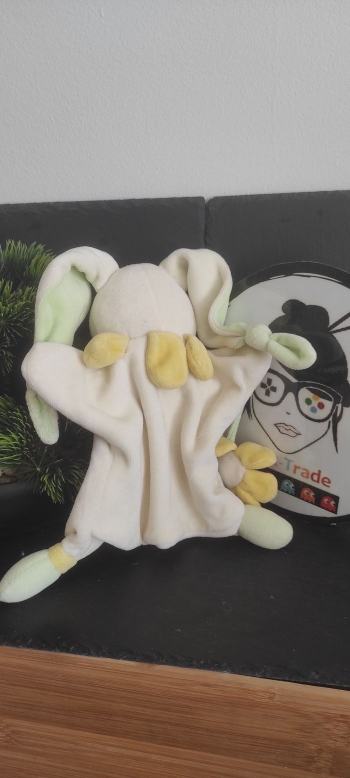 Doudou et compagnie marionnette lapin fleur pâquerette jaune vert blanc Soleil - photo numéro 2