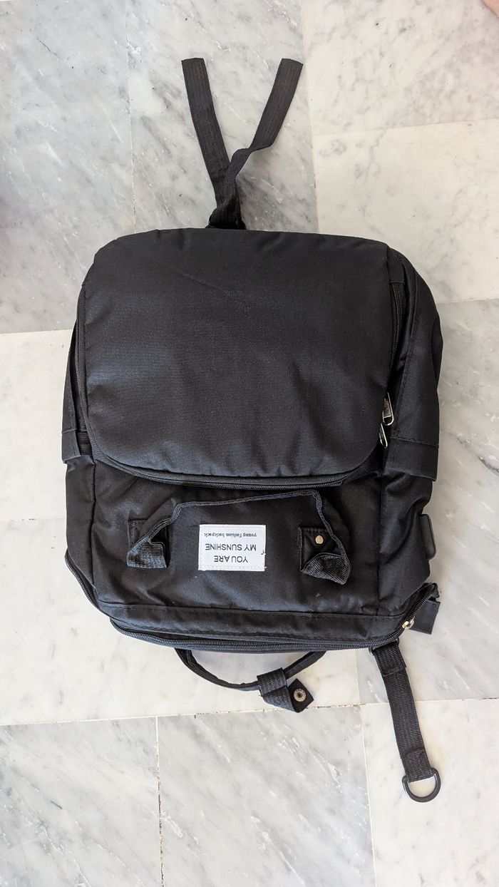 Sac à dos à langer nombreux rangement + câble de recharge intégré