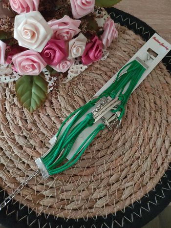 🪴Bracelet vert à différentes breloques🪴