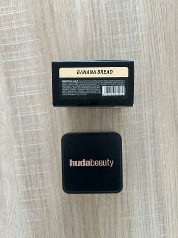 Poudre compact Huda beauty - teinte banana bread