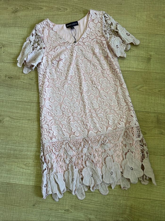 Robe rose en dentelle Mela London taille européenne 36 jamais portée - photo numéro 7