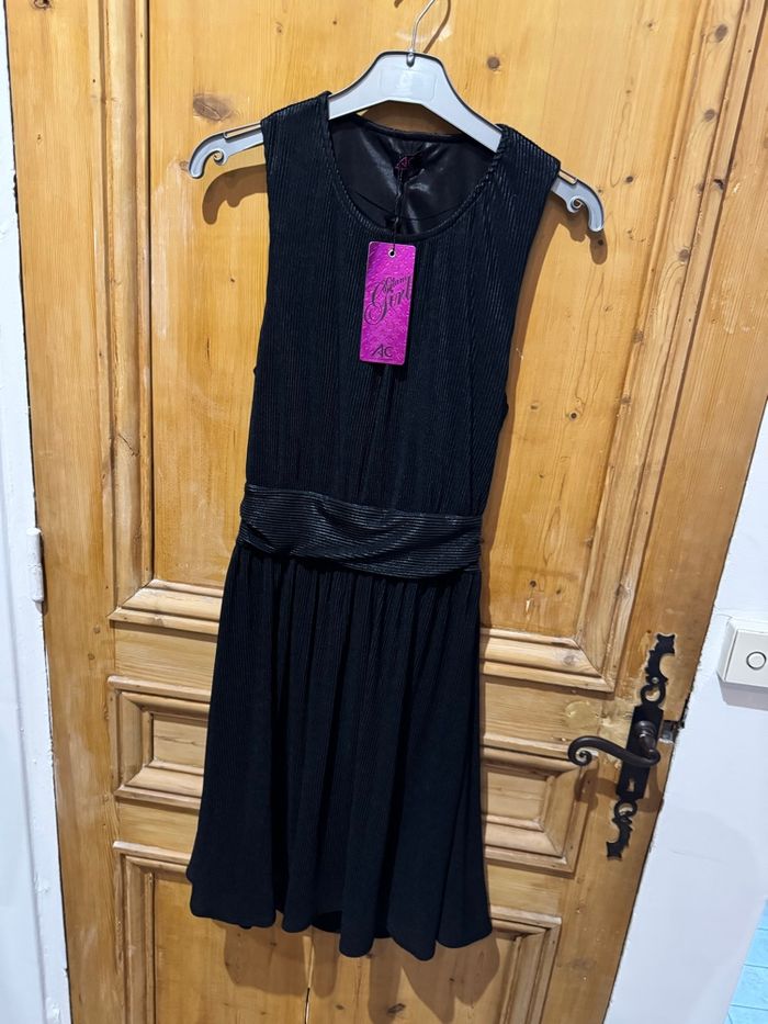 Robe noire dos nu - photo numéro 3