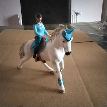 Cavalière de compétition sur son cheval Schleich