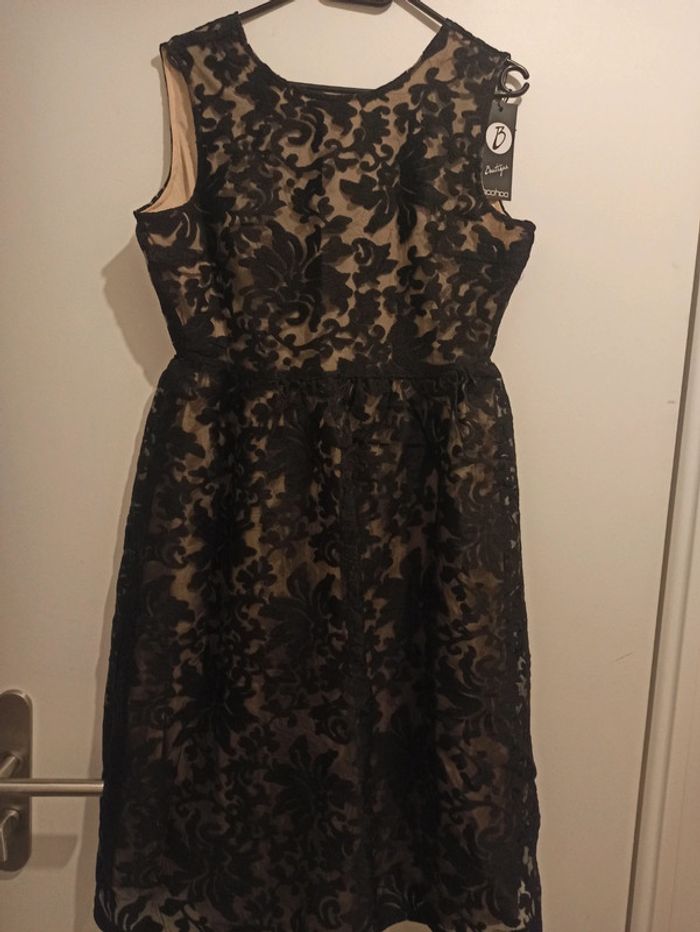 Robe sans manches noire en dentelle – Boohoo Boutique – Taille L